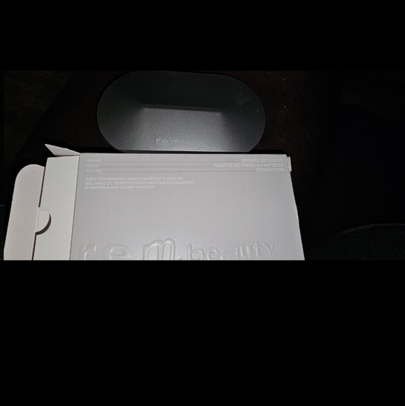 R.E.M. Eyeshadow Palette - Picture 2 of 6